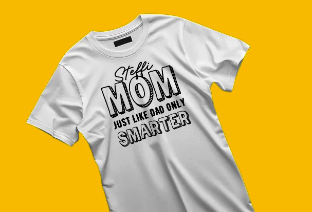 Bedrucktes T-Shirt mit personalisiertem Namen und humorvollem Spruch als kreatives und individuelles Fotogeschenk zum Muttertag zum Verschenken
