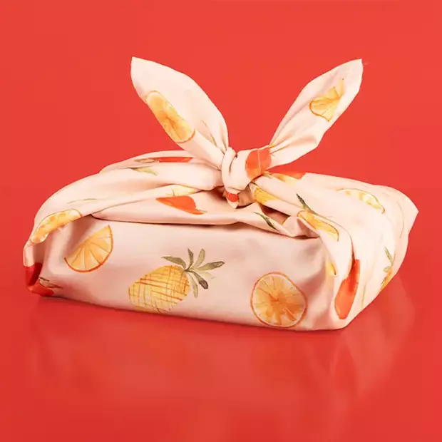 Geschenkpapier selbst gestalten ist manchmal gar nicht so leicht. Nutze unsere Anleitungen, um mit einem Furoshiki-Stofftuch deine Geschenke zu verpacken.