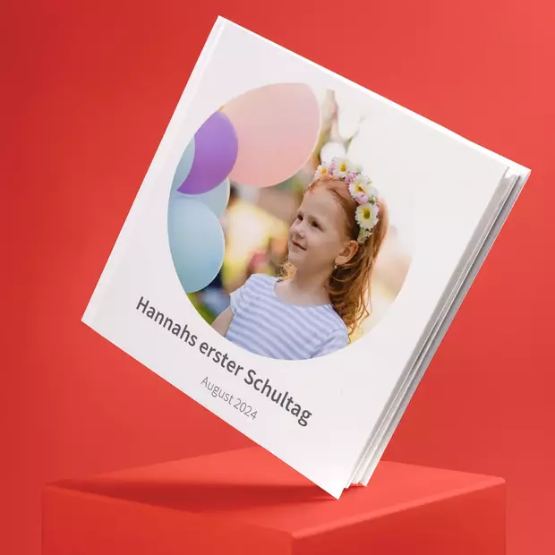 Nach dem ersten Schultag kannst du bei ORWO ein Fotobuch voller Erinnerungen an den Schulanfang gestalten, zum Beispiel als quadratisches Hardcover-Fotobuch.
