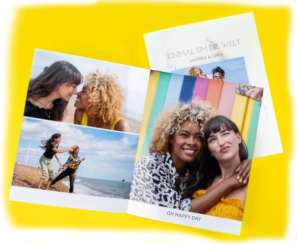Fotobuch Softcover im A4-Format, Oberfläche wählbar in Glanz oder Matt. Das Buch zeigt stimmungsvolle Fotos von zwei Frauen am Strand.