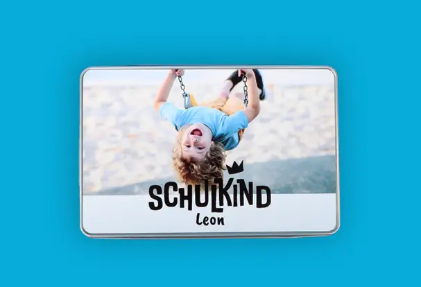 Gestalte zum Schulanfang eine rechteckige Blechdose mit Foto im Schulkind-Design. Darin kannst du kleine Geschenke für die künftigen Erstklässler stilvoll verpacken.