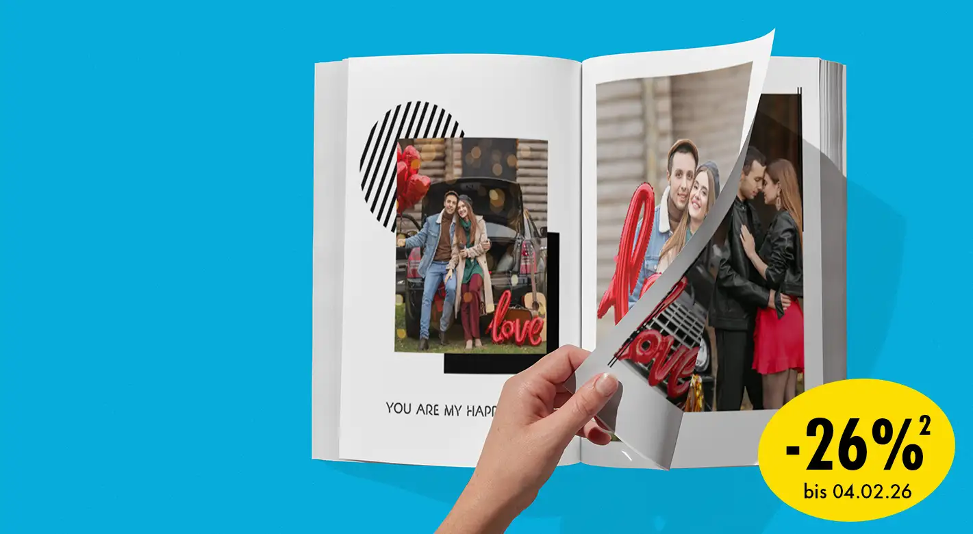 ORWO Fotobuch – Erinnerungen gestalten Aufgeschlagenes ORWO Fotobuch mit Paarfotos am See und in den Bergen, eine Hand blättert eine hochwertige Fotobuchseite um