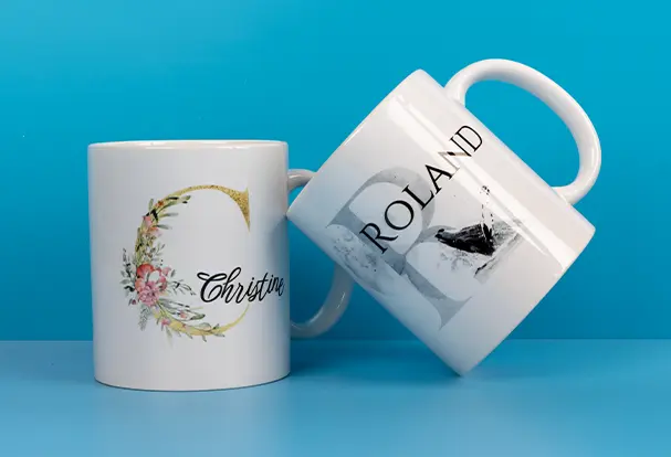 2er Set Tassen mit individuellen Designs und Namen. Der Glanz der weißen Keramik lässt dein Foto noch hochwertiger wirken. Jetzt los gestalten.