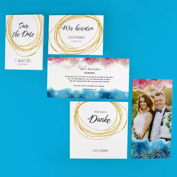 Einladungskarten Hochzeit mit Foto: Vielfältige Formate für den großen Tag Eine Auswahl an Einladungskarten in verschiedenen Formaten – quadratisch, klassische Klappkarten und Fotokarten. Jede Karte kann individuell gestaltet werden, um den Hochzeitstag perfekt in Szene zu setzen und Gästen eine besondere Einladung zu bieten.