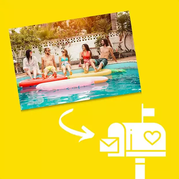 Postkarte mit Urlaubsfotos, die mithilfe einer Foto-App gestaltet wurde. Im Hintergrund ist ein stilisierter Briefkasten zu sehen, in welchem die Karte später eingeworfen wird.