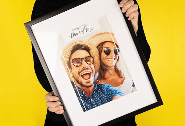 Poster im schwarzen Rahmen mit persönlichem Foto und Text, personalisierte Freude verschenken