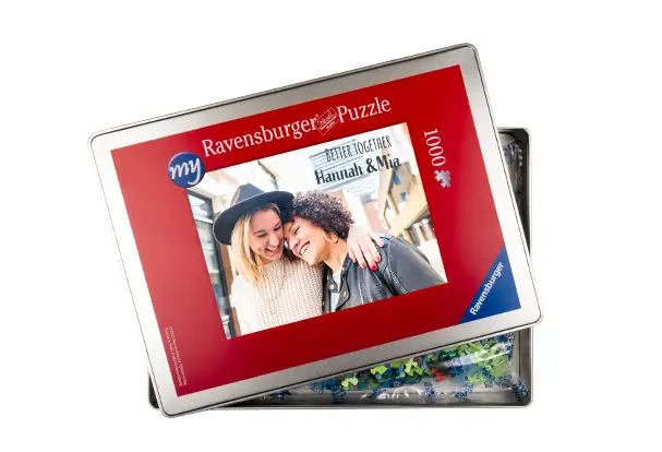 Ein Ravensburger Fotopuzzle mit 1000 Teilen ist in einer eleganten Metallbox verpackt. Das Fotoprodukt bietet nicht nur Stunden voller Spaß, sondern auch eine stilvolle Aufbewahrungslösung für kreative Puzzle-Fans.