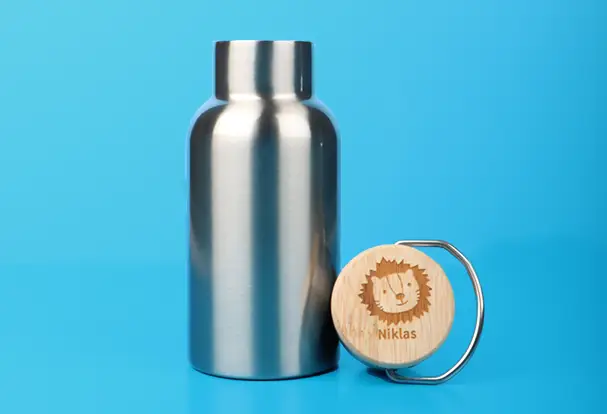 Gestalte deinen Kids zum Schulanfang eine Edelstahl-Thermosflasche mit graviertem Bambusdeckel. Getränke bleiben so den ganzen Schultag lang perfekt temperiert.