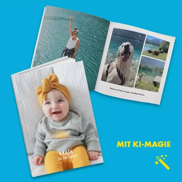Ein A4-Fotobuch im Hochformat mit einem lächelnden Baby auf dem Cover. Daneben ein aufgeschlagenes quadratisches Fotobuch mit Urlaubserinnerungen – hier zu sehen: Hund Marley, unser Feel-Good-Manager. Ideal, um ein Fotobuch per App zu erstellen!