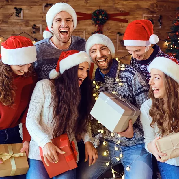 Freunde, Liebe, Weihnachtsmützen – Fotoideen Weihnachten für Augenblicke voller Herzlichkeit.