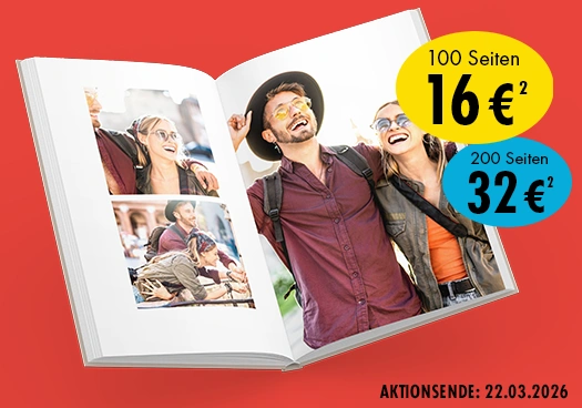 Offenes Fotobuch mit Urlaubsfotos eines lachenden Paares; Aktionspreis: 100 Seiten für 16 € oder 200 Seiten für 32 €, Aktion bis 22.03.2026.