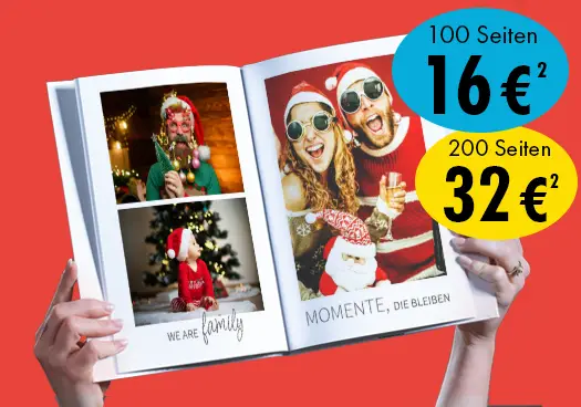 Ein aufgeschlagenes Fotobuch zeigt weihnachtliche Vorfreude. Es ist ein Hardcover-Fotobuch im A4-Hochformat. Gezeigt wird es vor rotem Hintergrund.