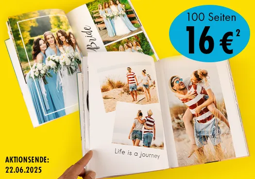 Zwei aufgeschlagene Fotobücher zeigen Freunde am Strand und eine Hochzeit. Beide sind im Hochformat gestaltet.