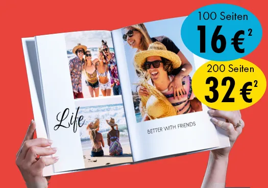 Ein aufgeschlagenes Fotobuch zeigt Freunde am Strand. Es ist ein Hardcover-Fotobuch im A4-Hochformat. Gezeigt wird es vor rotem Hintergrund.
