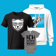 Modische Bekleidung mit persönlichem Design: Weißer Hoodie mit Katzenfoto, schwarzes T-Shirt „Papa Bear“ mit Namen und grauer Babybody mit humorvollem Spruch.