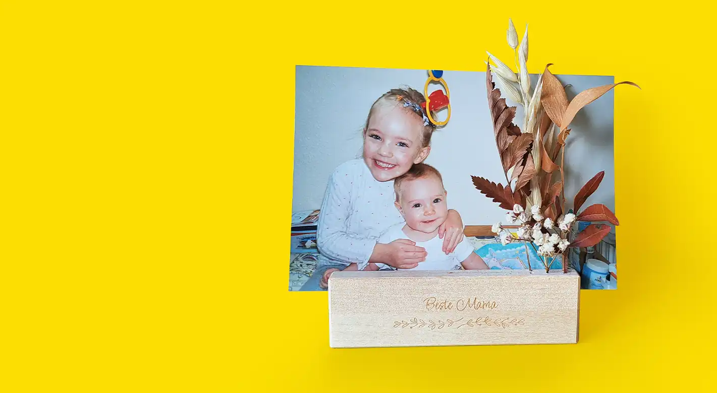 Einen Fotoständer mit Trockenblumen basteln ist eine tolle Geschenkidee zum Muttertag.