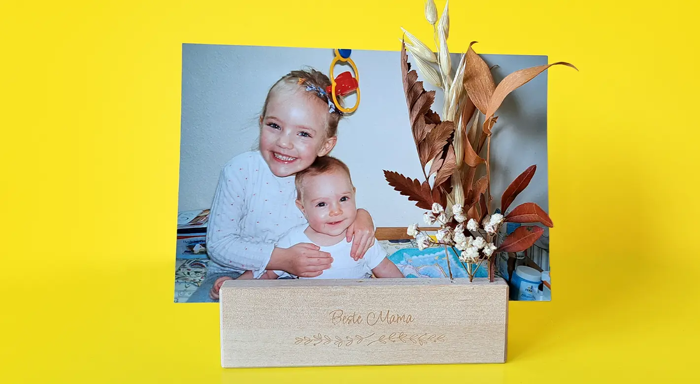 Einen Fotoständer mit Trockenblumen basteln ist eine tolle Geschenkidee zum Muttertag.