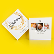 Quadratische Gästebücher zur Hochzeit: Ein Design nur mit Schrift, das andere zusätzlich mit drei persönlichen Fotos. Perfekt, um Erinnerungen festzuhalten.