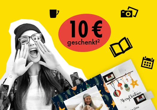 ORWO Aktion mit 10 Euro Geschenk – junge Frau ruft begeistert das Angebot für Fotoprodukte aus, umgeben von Symbolen für Fotobücher, Kalender und Tassen.