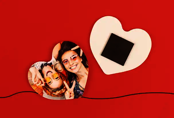 Herzförmiger Fotomagnet mit Foto eines Paares als kleines romantisches Valentinstag Fotogeschenk