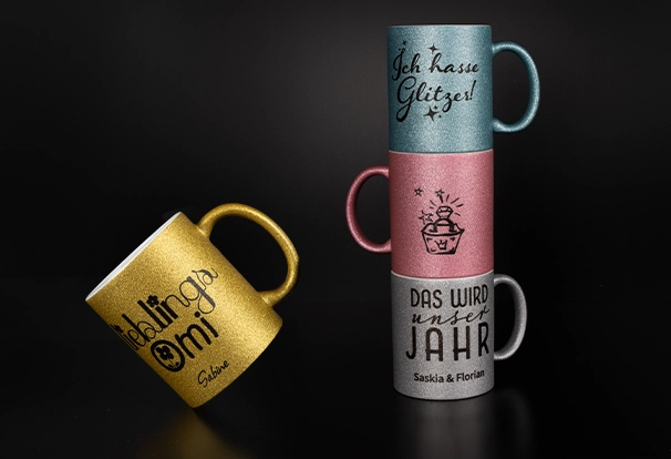Vier Glitzertassen in Gold, Silber, Rosa und Hellblau, personalisiert mit Sprüchen und Namen, sind der ideale Begleiter für den Alltag. Perfekt als Fotogeschenk. Hol dir jetzt die Black Week Rabatte.
