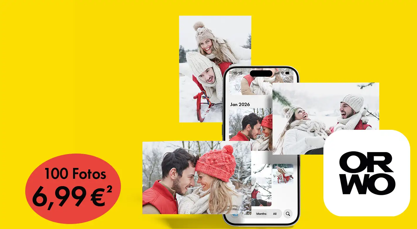 Fotoprodukte von ORWO: Smartphone mit Fotogalerie und hochwertige Fotoabzüge eines Paares im Winter, beworben als Aktion mit 100 Fotos für 6,99 Euro.