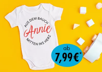 Weißer Babybody, bedruckt mit Namen und dem Spruch "Aus dem Bauch, mitten ins Herz". Präsentiert auf gelbem Hintergrund mit Bauklötzen daneben. Preis: ab 7,99 €*