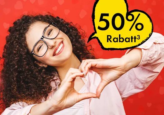 ORWO Valentinstag: 50 % Rabatt auf Fotoprodukte Lächelnde Frau formt mit den Händen ein Herz vor rotem Hintergrund – ORWO Valentinstagsaktion mit 50 % Rabatt auf personalisierte Fotoprodukte