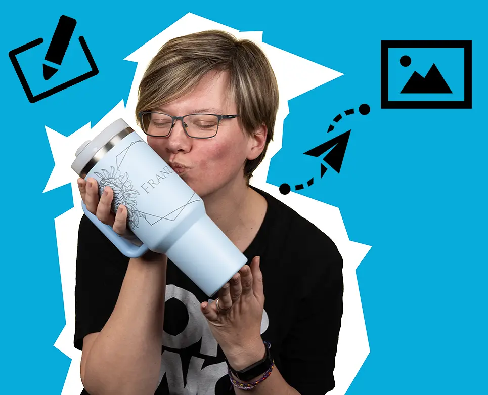 Frau mit Brille küsst liebevoll ihren blauen Thermobecher, fotografiert vor gelbem Hintergrund: Das ist Franzi, Produktmanagerin bei ORWO.