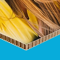 Detailansicht einer farbenfrohen, bedruckten Foto-Karton. Robuste Ecke zeigt die Füllung und Stabilität. Leicht und dennoch widerstandsfähig für moderne Wanddekoration.