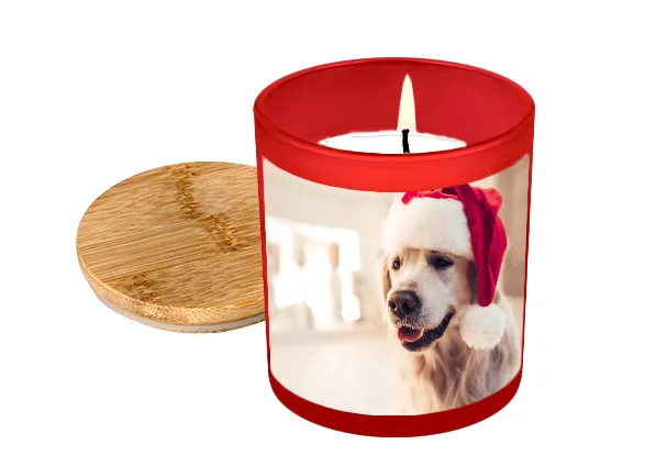 Klassische Fotoprodukte zu Weihnachten: Personalisierte Duftkerze im Glas mit Foto eines Hundes in Weihnachtsmütze und Bambusdeckel.