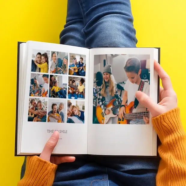 Aufgeschlagenes Fotobuch mit vielen Familienmomenten und gemeinsamen Erinnerungen als individuelles Fotogeschenk zum Muttertag zum Durchblättern und Erinnern
