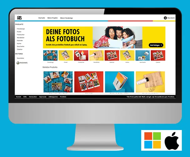 Auf dem Monitor ist die Fotodesigner Software geöffnet. Sie zeigt eine benutzerfreundliche Oberfläche, die es ermöglicht, Fotos einfach in einem Fotobuch zu arrangieren. Das Design umfasst verschiedene Layouts, die Fotos in professionell aussehende Seiten verwandeln.