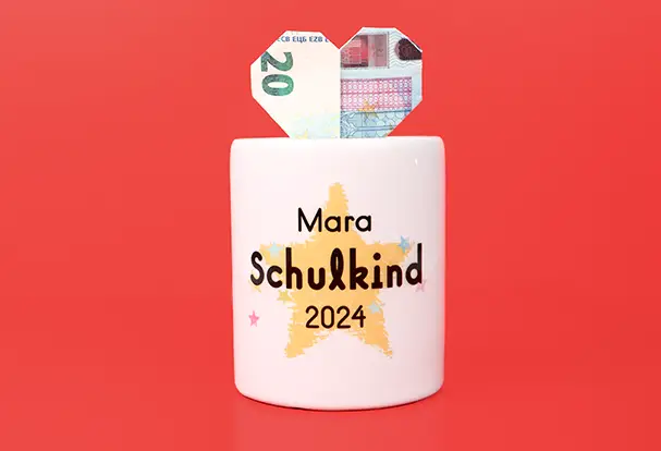 Deine Geldgeschenke zum Schulanfang kannst du mit einer personalisierten Spardose optisch aufwerten. Gestalte dafür eine personalisierte Spardose im Schulkind-Design.