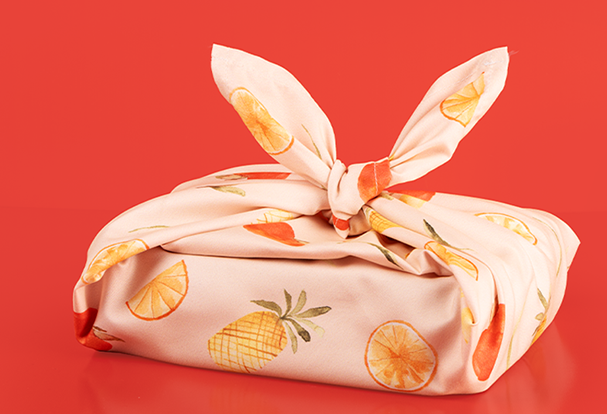 Furoshiki gefaltet, mit einfacher Schleife ein Objekt im Furoshiki verpacken