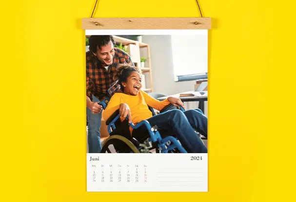 Gestalte einen Foto-Wandkalender mit einer natürlichen Holzleiste, um deine Liebsten mit  unvergesslichen Erinnerungen zu begeistern.