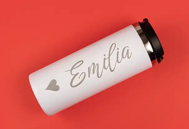 Ein praktischer Coffee to go Becher, graviert mit dem Namen „Emilia“ und einem liebevollen Herz. Dieses gravierte Geschenk ist perfekt für unterwegs und sorgt für einen Hauch von Persönlichkeit im Alltag.