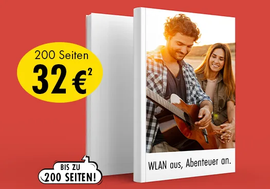 Zwei geschlossenen, stehende Fotobücher vor rotem Hintergrund präsentiert. Auf dem Cover ist ein Paar, welches den Sonnenuntergang mit Gitarre genießt.