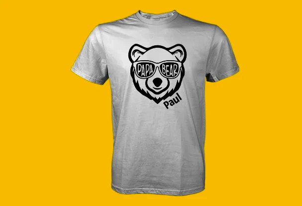 Ein selbst designtes T-Shirt ist ein großartiges Geschenk für Papa. Gestalte zum Beispiel ein dunkelblaues Shirt mit einem Foto von dir und deinem Papa in Superhero-Pose.