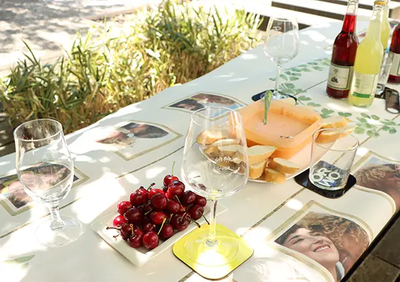 Stylische Tischdeko für deine Gartenparty mit personalisierten Gläsern, Untersetzern und Tischdecke von ORWO