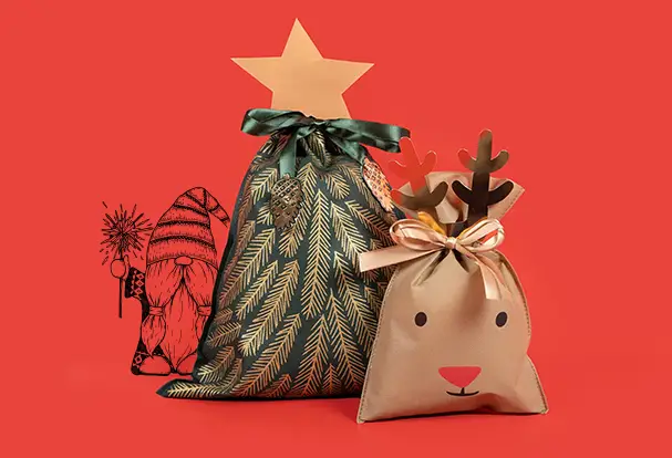 Festlich verpackt: Unsere Geschenktüten im Rentier- und Weihnachtsbaum-Design eignen sich ideal für deine Fotogeschenke zu Weihnachten.