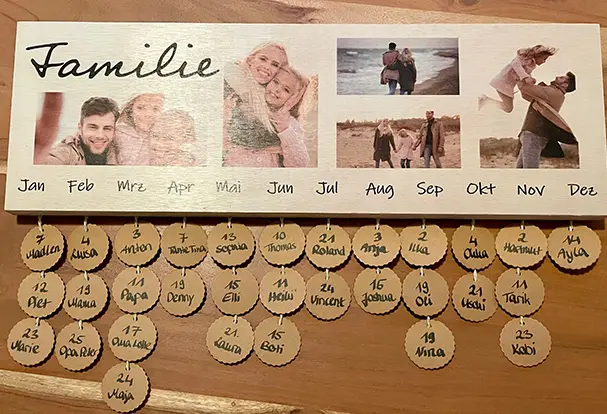 Der Kalender ist nun komplett. Im letzten Schritt werden die Pappschilder so ausgerichtet, dass die beschrifteten Seiten nach vorne zeigen. Dieser finale Schritt sorgt für die perfekte Präsentation der Namen und Geburtstagsmonate auf dem Geburtstagskalender aus Holz.