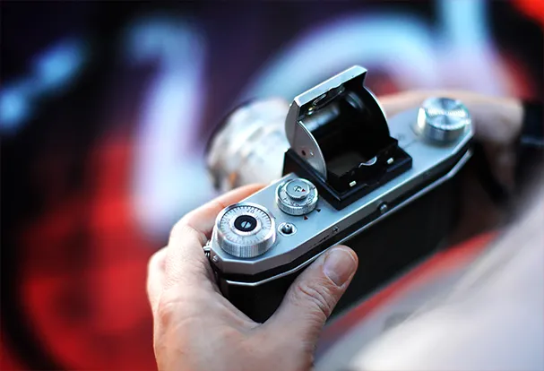 Eine analoge Spiegelreflexkamera in Aktion – ein Symbol für die Faszination der analogen Fotografie. Entdecke hier analoge Produkte. 