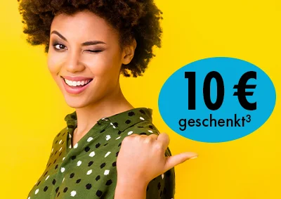 Junge Frau im sommerlichen Outfit präsentiert vor gelbem Hintergrund die neueste Aktion für deine Lieblingsfotos: 10 € Rabatt³