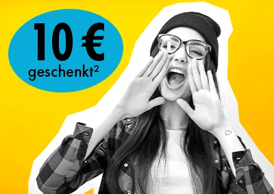 ORWO Aktion – junge Frau ruft begeistert ein 10-Euro-Geschenkangebot aus, vor gelbem Hintergrund als Teil einer Fotoprodukte-Promotion.