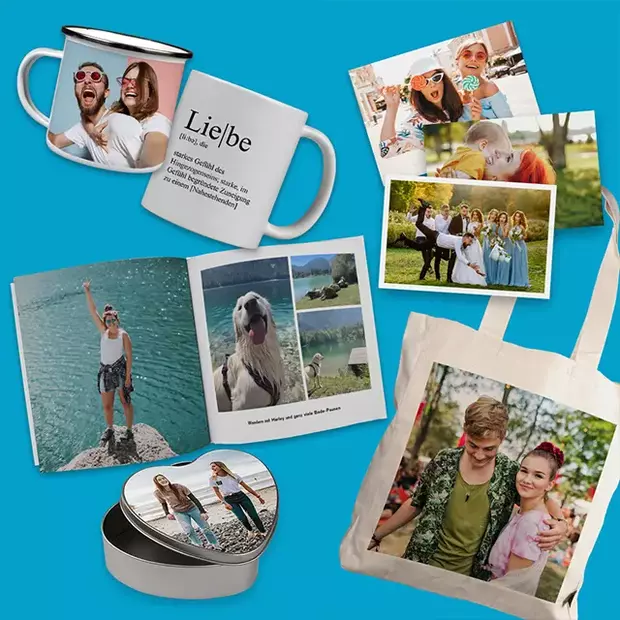 Verschiedene bedruckte Fotoprodukte wie Stofftasche, Tassen und ein Fotobuch, alle personalisiert und gestaltet mit einer Foto-App. Die Produkte sind nebeneinander angeordnet und bieten eine breite Auswahl an kreativen Möglichkeiten.