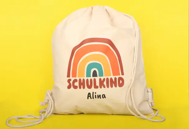Gestalte einen personalisierten Turnbeutel für den Sportunterricht. Unsere bunten Schulkind-Designs machen ihn zur perfekten Geschenkidee zum Schulanfang.