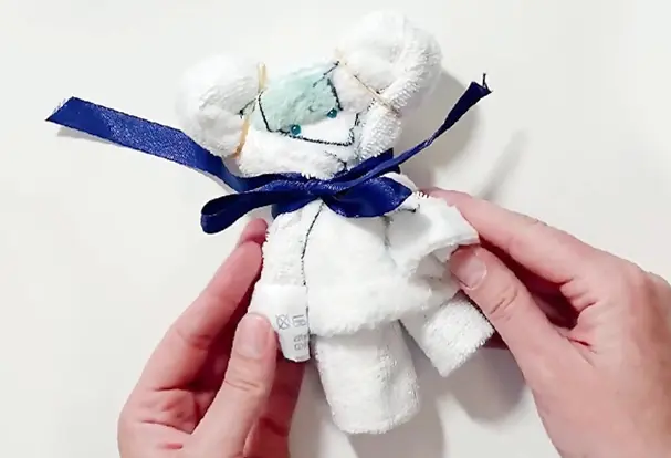 Bärchen gefaltet aus einem Handtuch, ganz einfach selber nachmachen mit unserer Schritt-für-Schritt Anleitung