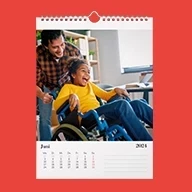 Bestpreis-Aktionskalender im  A4 Hochformat mit Ringbindung. Das Motiv im Fokus: Vater und Tochter im Rollstuhl albern gemeinsam herum. Jeder Monat ein Highlight.