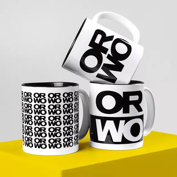 Drei moderne ORWO Tassen als Fotoprodukte: weiße Keramiktassen mit schwarz-weißem ORWO-Logo in verschiedenen Designs, dekorativ arrangiert auf gelbem Podest.